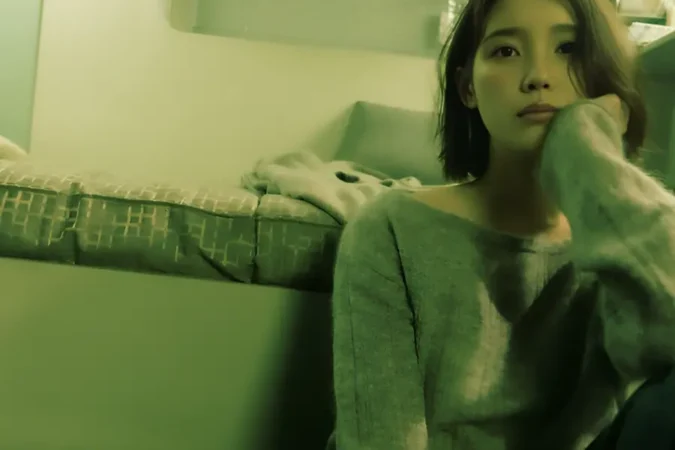 아이유 이 별로부터 UNKNOWN PLANET 콘셉트 속 단발머리 아이유의 우주선 내부 장면
