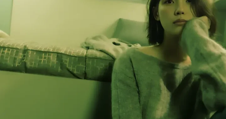 아이유 이 별로부터 UNKNOWN PLANET 콘셉트 속 단발머리 아이유의 우주선 내부 장면
